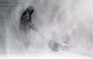 Votre porte de garage est condamnée par la glace ? Laissez-nous vous aider !