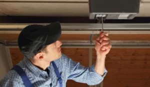 Homme qui répare un ouvre-porte de garage