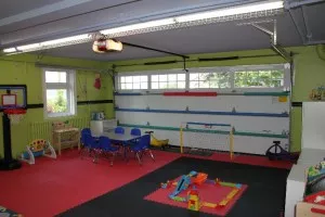Salle de jeux dans le garage, vue de l'intérieur de la maison